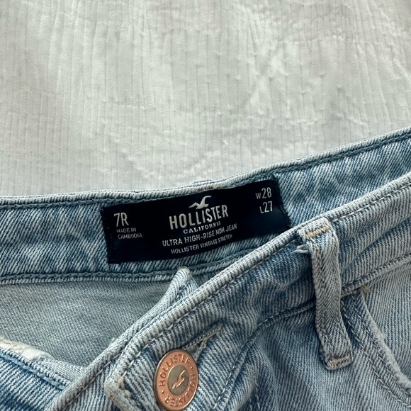 Hollister High Waisted Ripped Jeans - Picture 3 of 3